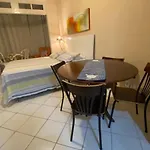 Meio de Copacabana, 200 metros da praia, posto 5